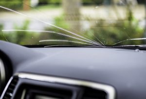Cách hàn kính Ô tô bị nứt bằng keo hiệu quả-min